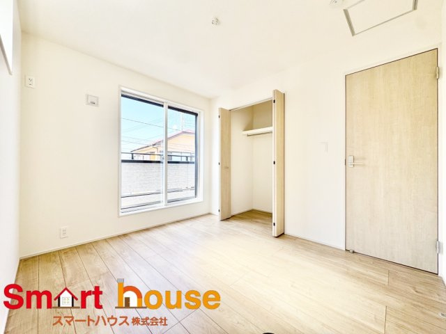 相模原市中央区田名　新築全3棟の洋室|大きな窓からたっぷりの日差しが降り注ぐ明るい室内です！目覚めの良い健康的な朝を迎えられそうですね♪ 
