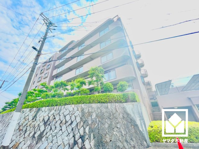 ベルーフ西宮山手の外観|屋根付きの駐輪場・バイク置き場を設置。雨や風、直射日光からお乗り物を守ることができます。