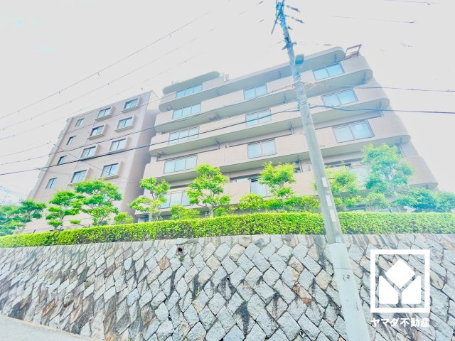 ベルーフ西宮山手の外観|京都市から神戸市を結ぶ国道171号線まで一般道で約1.9kmと近く、大阪・西宮方面へのアクセスもスムーズ。休日のお出かけや通勤も快適なカーライフが叶います。