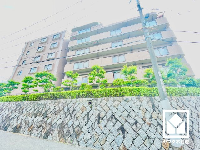 ベルーフ西宮山手の外観|南向きの窓から自然光を取り込む、開放感あふれるリビングです。隅々まで光が降り注ぎ、明るく心地の良い空間。