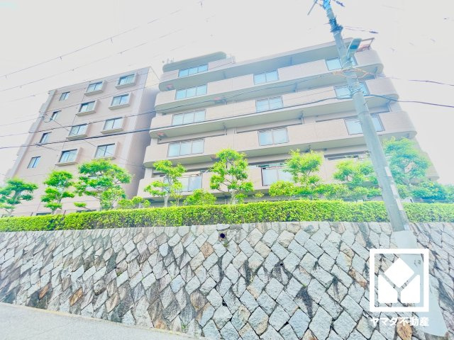 ベルーフ西宮山手の外観|約6帖の和室がリビングに隣接しており、一体利用も可能です。子どもの遊び場、お昼寝スペース、家族のくつろぎ空間にも。和室があると、暮らしの幅がぐんと広がる。