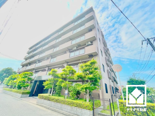 ベルーフ西宮山手の外観|リビングや廊下にも収納スペースがあり、住空間を広々お使いいただけます。日用品のストックなどもすっきり片付きます。