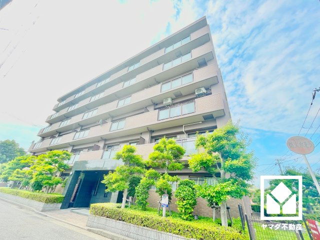 ベルーフ西宮山手の外観|玄関にはシューズボックスを設置。家族の靴もしっかり収納できるので、玄関がいつも片付き、気持ちよくお客様を迎えられます。