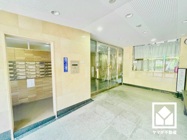 ベルーフ西宮山手のエントランス|共用部には日常の郵便物受け取りに便利な集合ポストが備わっています。住まいの利便性を支える設備のひとつです。