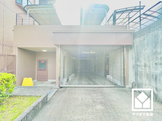 ベルーフ西宮山手の駐車場|屋内に保管しておけるので、愛車へのダメージが少ない地下駐車場を設置。出入口は防犯性に配慮されたリングシャッター付き。空き状況等の詳細は弊社スタッフまでお気軽にお問い合わせください。