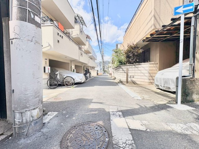 新宿区大久保2丁目  中古戸建の前面道路含む現地写真|現地写真

現地ご見学希望・資料請求などお気軽にお問い合わせ下さい！
03-5990-5201