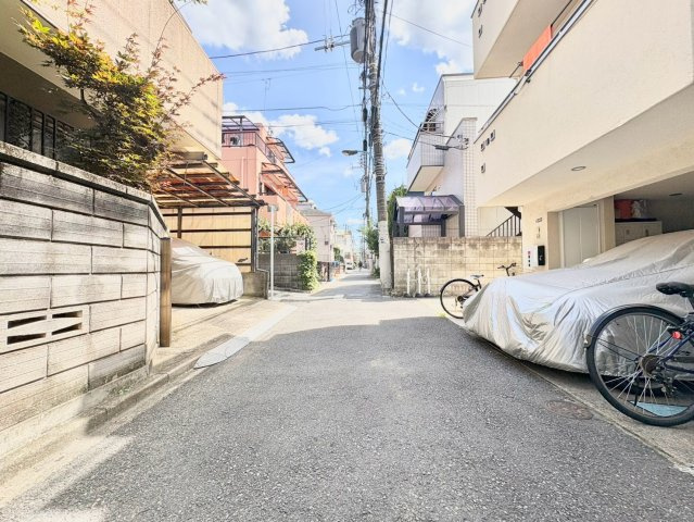 新宿区大久保2丁目  中古戸建の前面道路含む現地写真|現地写真

現地ご見学希望・資料請求などお気軽にお問い合わせ下さい！
03-5990-5201