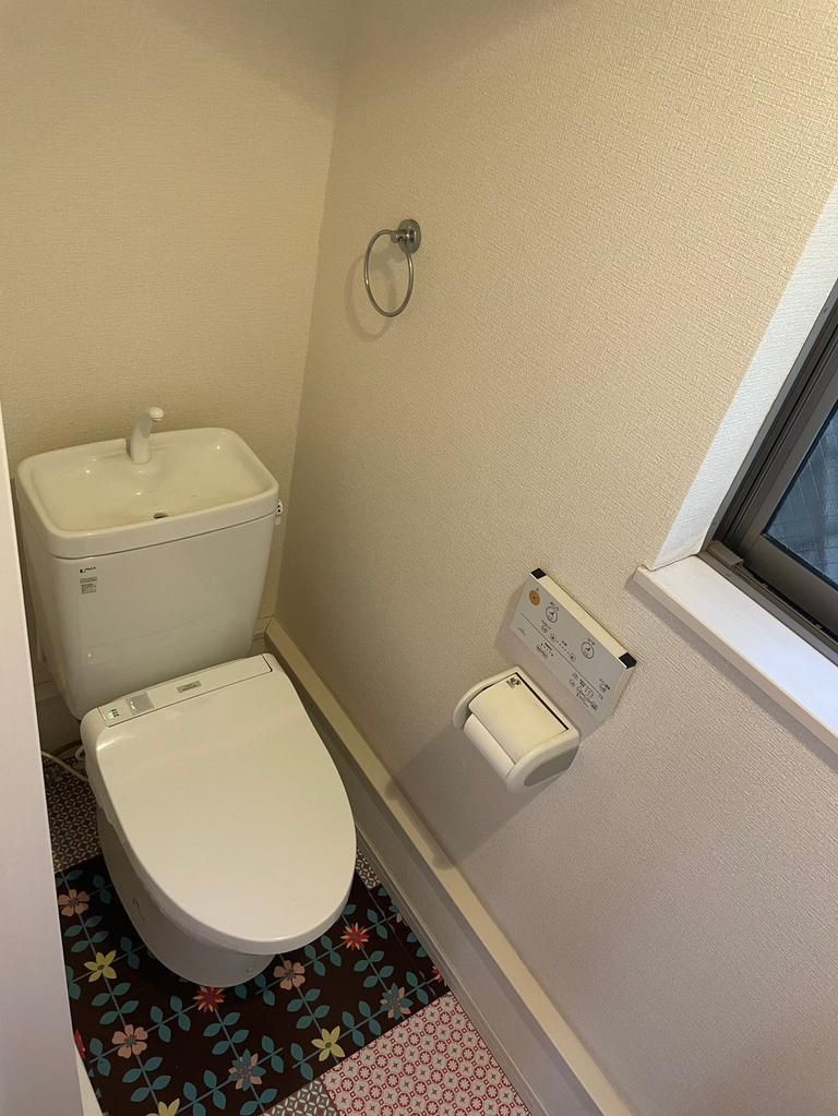 新宿区大久保2丁目  中古戸建のトイレ|現地写真

現地ご見学希望・資料請求などお気軽にお問い合わせ下さい！
03-5990-5201