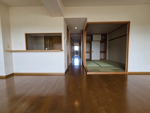 ランディア桃花台３番館　の居間・リビング|こちらのリビングで趣味の時間をお楽しみください