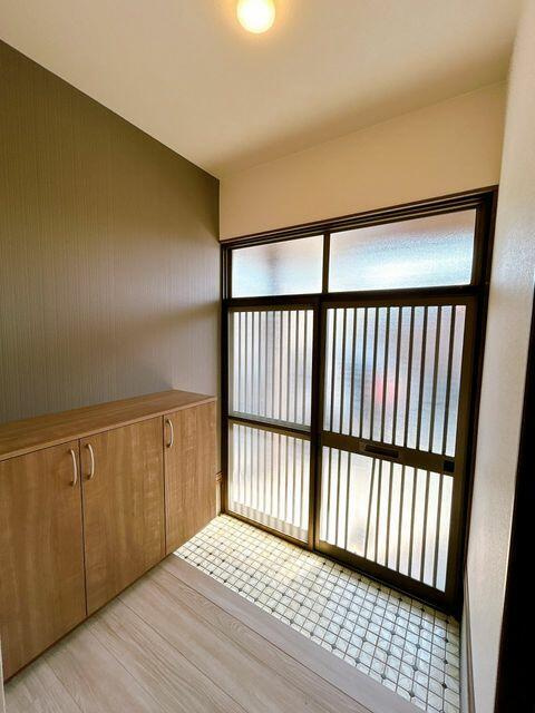 八代市古麓町の中古一戸建の玄関|【リフォーム済】玄関ホールは… 