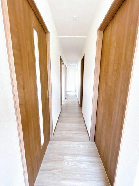 八代市古麓町の中古一戸建のその他|センサー付き照明器具を設置した廊下です