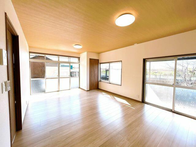 八代市古麓町の中古一戸建の居間・リビング|日当たりの良いリビングです