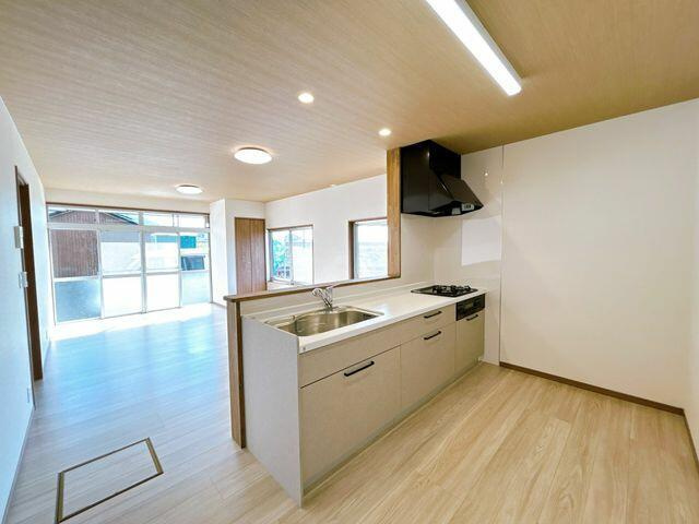 八代市古麓町の中古一戸建のキッチン|リビングが見渡せる対面キッチンです