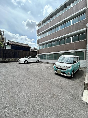 ルミエール山中の駐車場