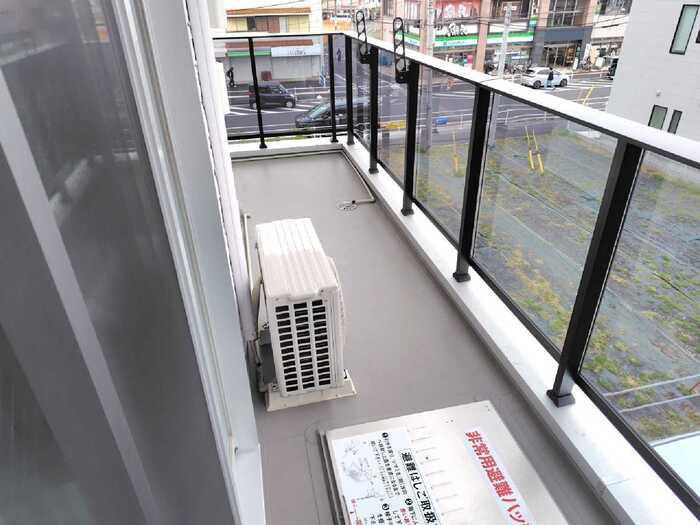 稲城市東長沼の賃貸マンションのバルコニー