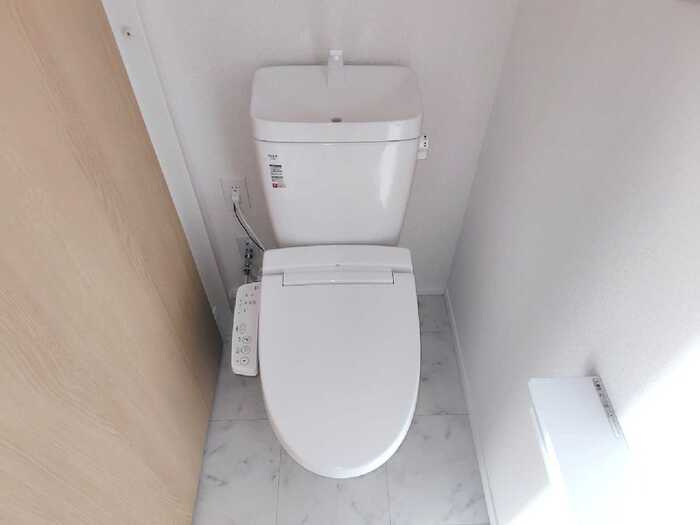 稲城市東長沼の賃貸マンションのトイレ
