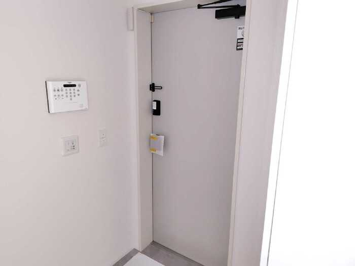 稲城市東長沼の賃貸マンションの玄関