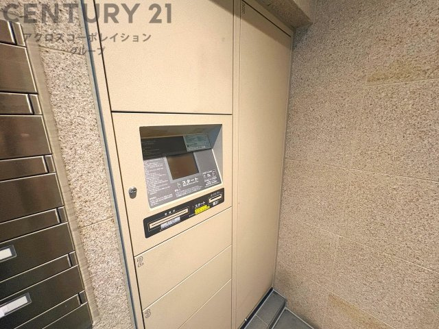 宅配ボックスは荷物の受け取りや配達が便利で安全です。不在時でも荷物が確保され、盗難や損傷のリスクが減少。受け取り時間の柔軟性が向上。外出先からでも荷物の受け取りや預けが可能となります。
