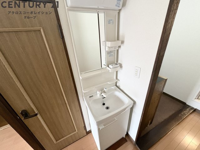 鏡の大きな独立洗面台です