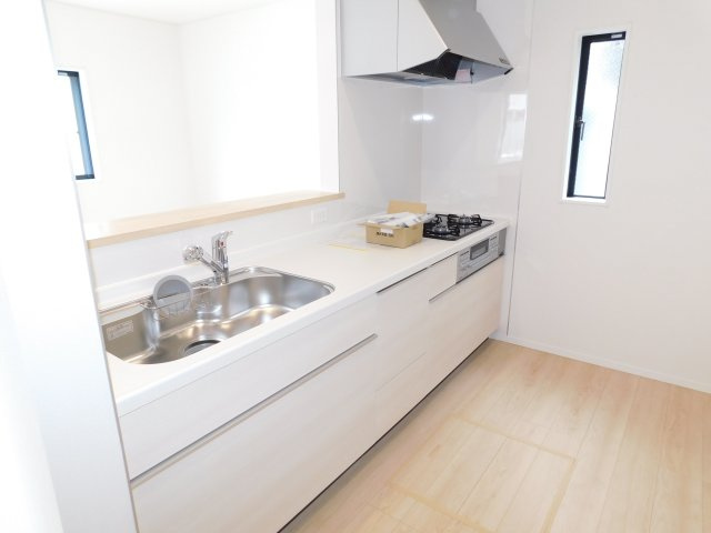 名古屋市港区春田野１丁目の新築一戸建のキッチン|◇キッチン◇　　人造大理石トップシステムキッチン・浄水器一体型水栓・静音仕様シンク・Sｉセンサーコンロ（３口）・前面コンセント完備・床下収納庫