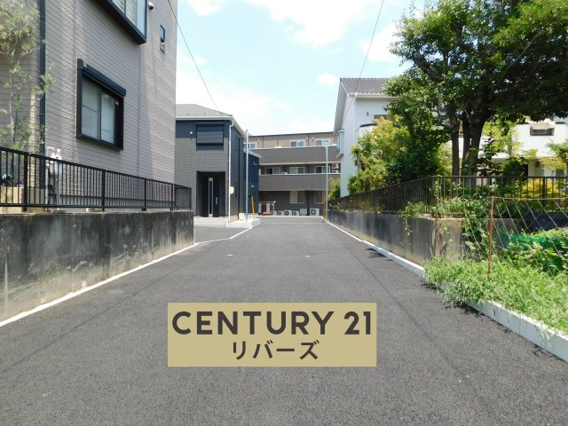 名古屋市港区春田野１丁目の新築一戸建の前面道路含む現地写真|☆最終１棟☆　　新価格！！いつでも見学出来ます♪（お問合せ当日、平日、水曜、夜間でもＯＫ）　敷地８１．４９坪！　駐車並列２台可！　防犯カメラやＥＶ車充電完備！　全室南向き！　公園横の自然豊かな住環境♪