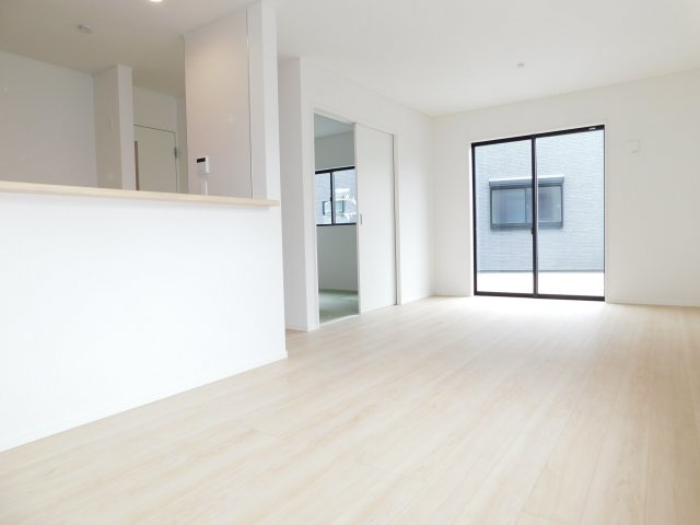 名古屋市港区春田野１丁目の新築一戸建の居間・リビング|◇リビング◇　　南面で明るいリビング１６．２帖　子育てに嬉しい対面キッチン♪