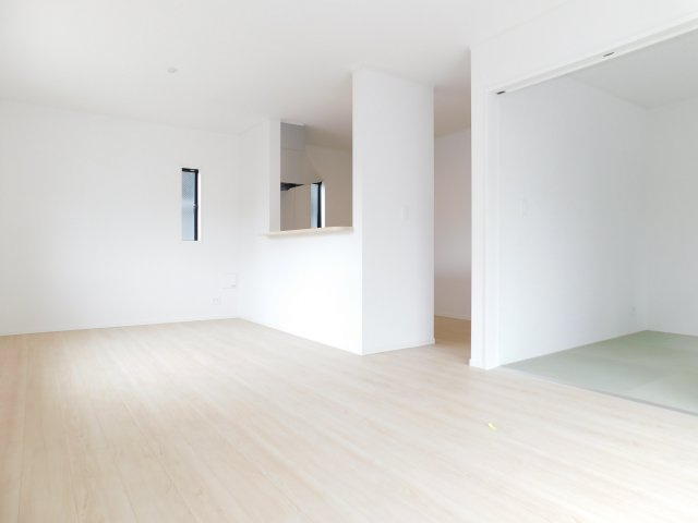 名古屋市港区春田野１丁目の新築一戸建の居間・リビング|◇リビング◇　　南面で明るいリビング１６．２帖　洋風和室と続き間で２０．７帖の広々空間になります♪