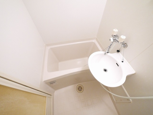 レオパレスプルメリアの浴室|コンパクトで使いやすいお風呂です