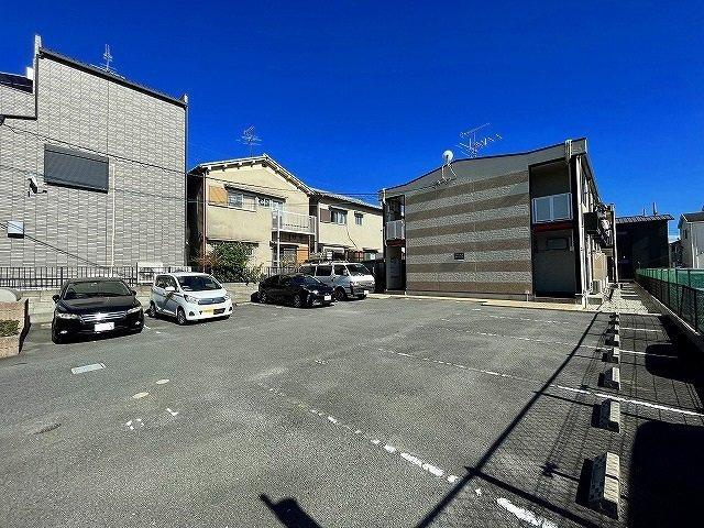 レオパレスプルメリアの駐車場|駐車スペースもあります
