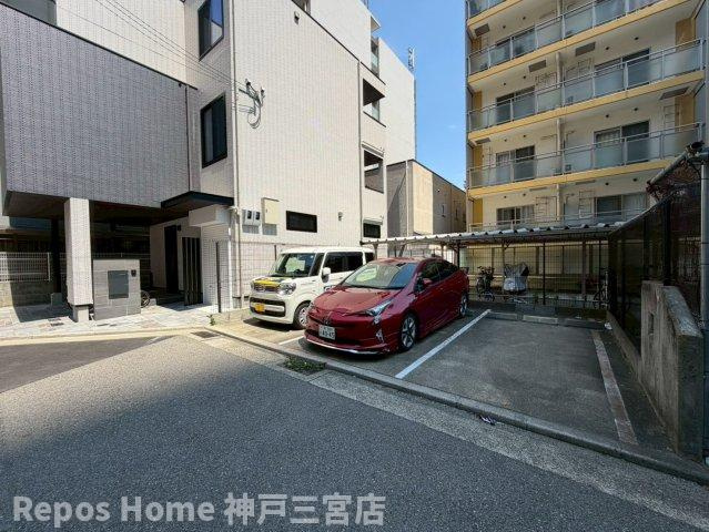 アロハ三宮の駐車場