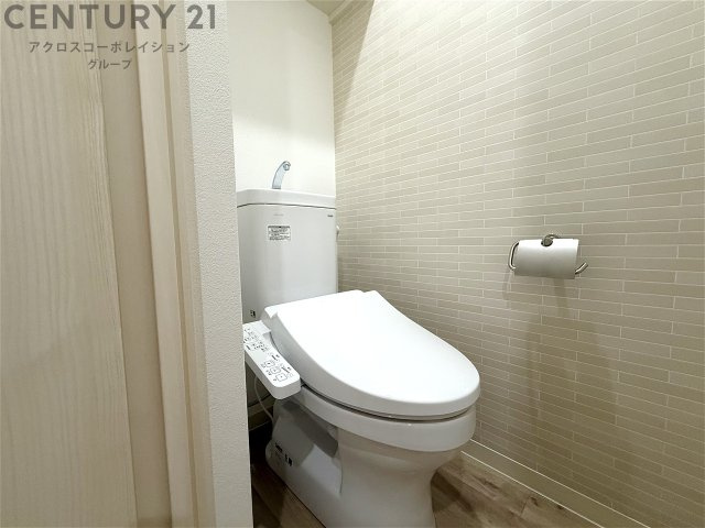 温水洗浄便座付きのトイレです♪