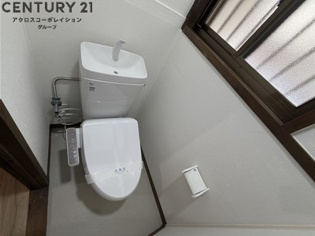 トイレも窓付きで換気も楽々！