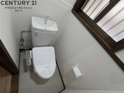 トイレも窓付きで換気も楽々！
