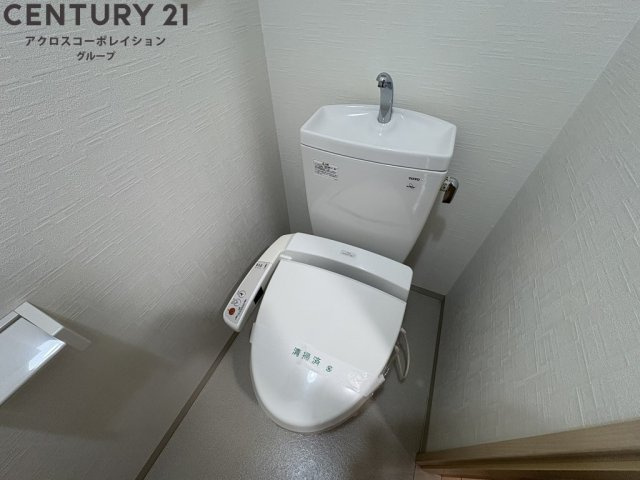 温水洗浄便座付きのトイレです♪