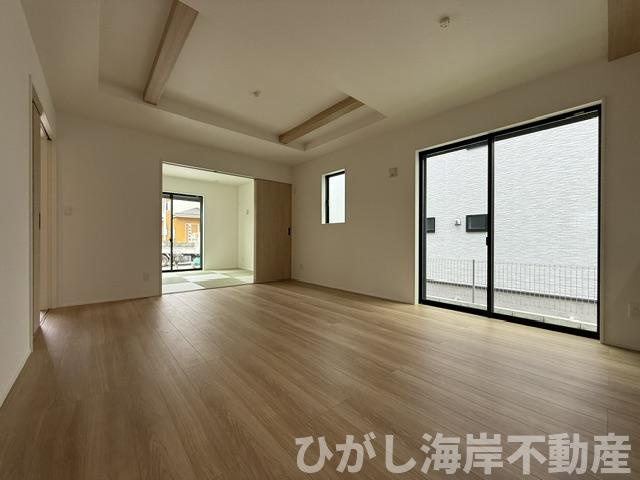 平塚市東中原２丁目　　新築戸建　　全２棟の居間・リビング|16帖　LDK