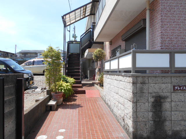 グレイス前原のエントランス