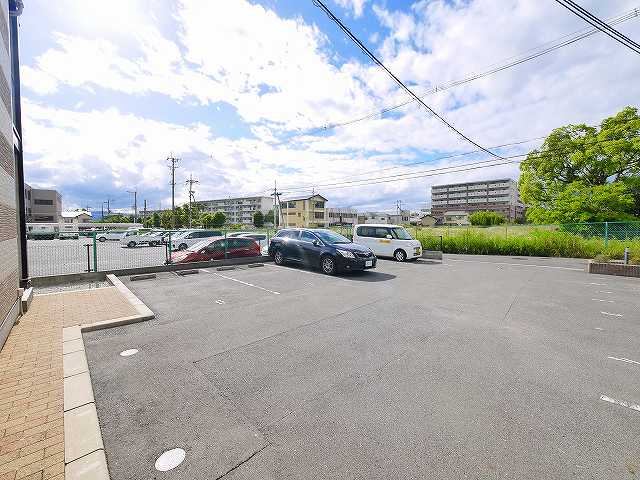 レオパレスプルメリアの駐車場|駐車スペースもあります