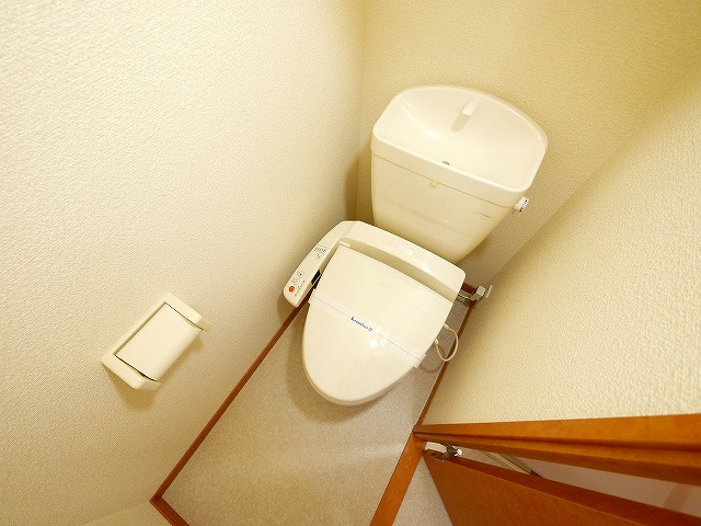 レオパレスプルメリアのトイレ|落ち着いた色調のトイレです