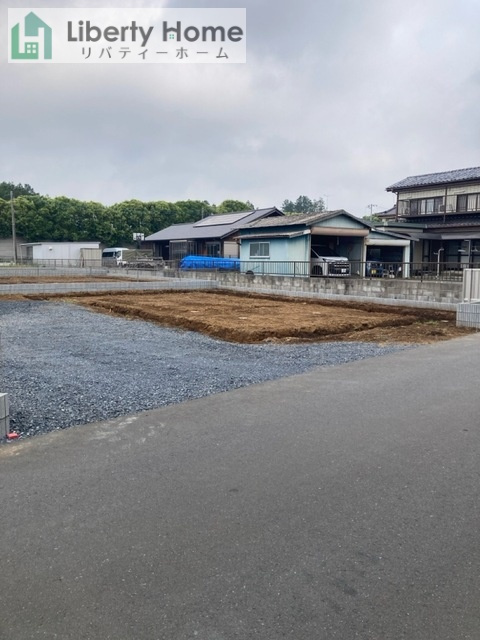 小美玉市羽刈第5　1号棟　新築戸建の前面道路含む現地写真