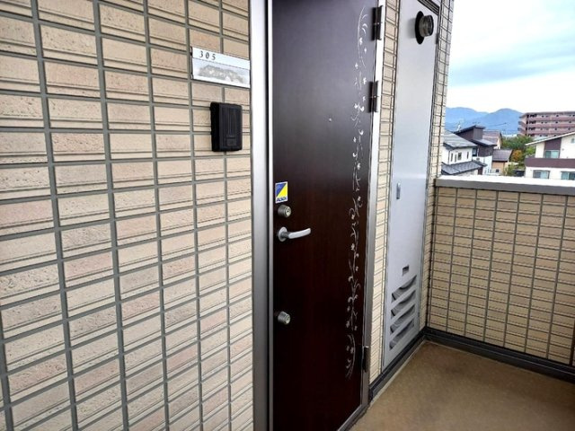 コム・シェ・ヴ　Ａの玄関