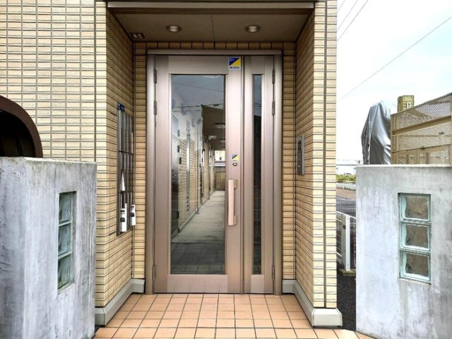 コム・シェ・ヴ　Ａのエントランス