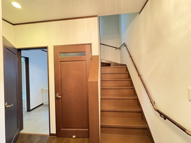 売中古戸建　沼津市下香貫字藤井原のその他|玄関からすぐに2階へアクセスできるため、プライベート空間を確保しやすい間取りです。