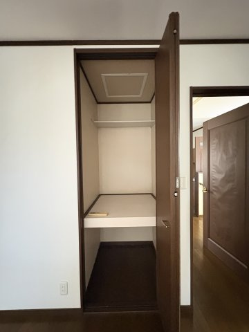 売中古戸建　沼津市下香貫字藤井原の収納|ちょっとした収納スペースを備えており、日用品や掃除道具などをすっきりと収納できます。