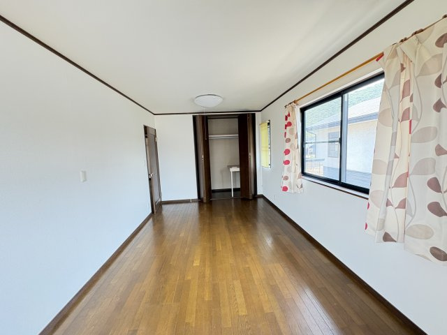 売中古戸建　沼津市下香貫字藤井原の洋室|各部屋に収納を完備しており、お部屋を広々と有効活用できます。