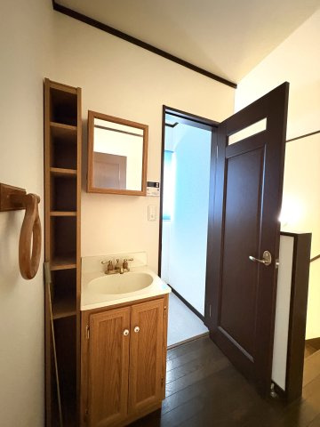 売中古戸建　沼津市下香貫字藤井原の洗面所|2Fにも洗面台があり、ご家族それぞれが快適にお使いいただけます。