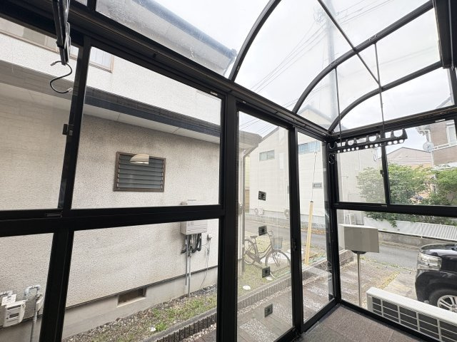 売中古戸建　沼津市下香貫字藤井原のその他|陽光がたっぷり差し込むサンルームは、天候を気にせず洗濯物を干せる便利な空間です。