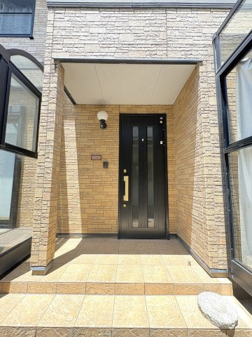 売中古戸建　沼津市下香貫字藤井原の玄関|屋根付きの玄関ポーチを採用。雨の日でも慌てることなく傘の開閉ができ、お出かけや帰宅時に便利です。