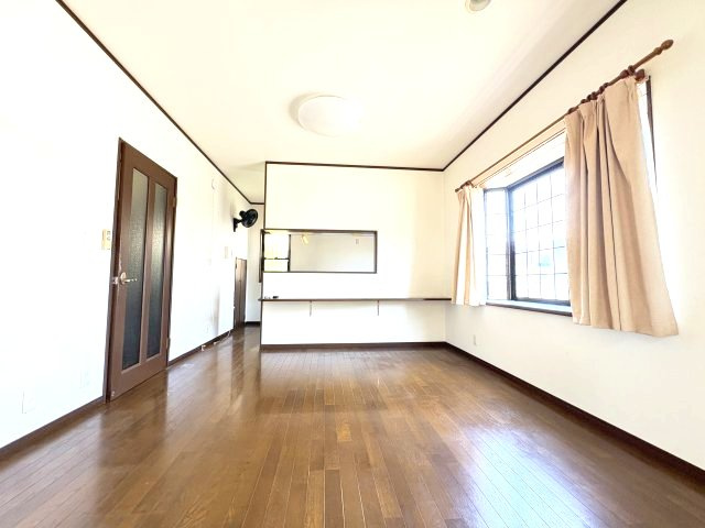 売中古戸建　沼津市下香貫字藤井原の居間・リビング|ゆとりのある広さを確保。ご家族でゆったりとくつろげる空間です。