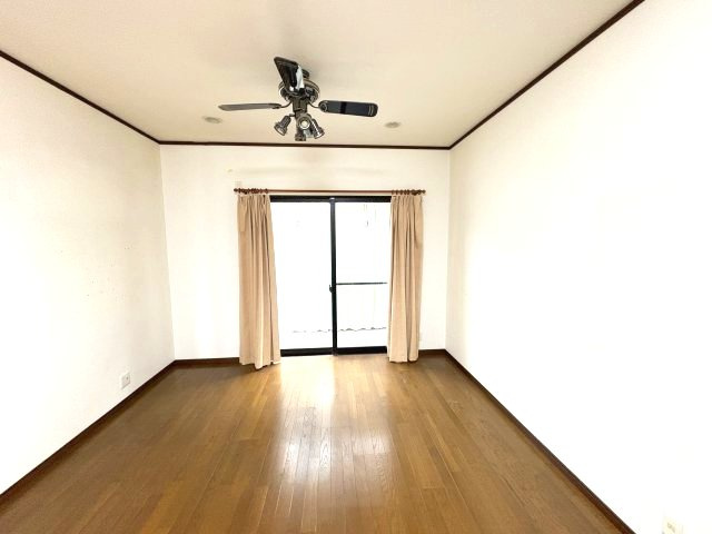 売中古戸建　沼津市下香貫字藤井原の洋室|シンプルな内装のため、お好みの家具やインテリアで自由にコーディネートを楽しめます。