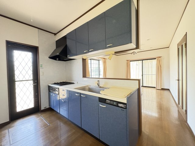 売中古戸建　沼津市下香貫字藤井原のキッチン|対面式キッチンを採用しており、リビングで過ごすご家族の様子を見守りながら家事ができます。